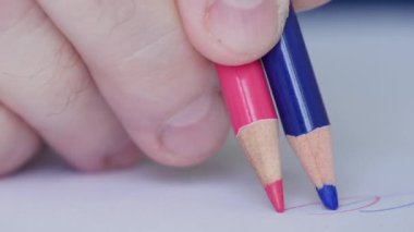 Renkli Kalemle Çizen Yaşlı Bir Kişi