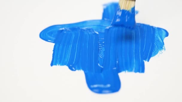 Artiste qui utilise des couleurs de tempéra et une brosse commence à faire une peinture abstraite sur un papier — Video