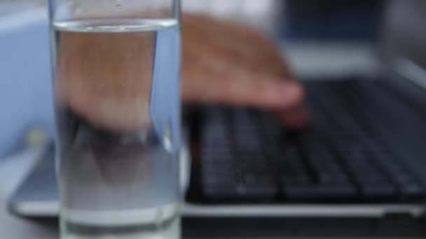 Διψασμένο Άτομο σε Κοινωνική Απομόνωση Λόγω του Coronavirus Πανδημία Έργα Απομακρυσμένα από το σπίτι και να πιείτε ένα ποτήρι με νερό — Αρχείο Βίντεο