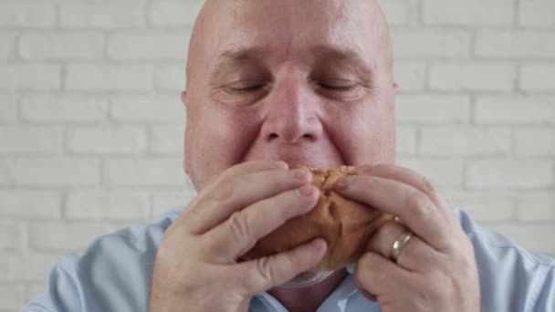 Svältande person Äta en god hamburgare, njuta av en läcker mellanmål i en snabbmatsrestaurang — Stockvideo