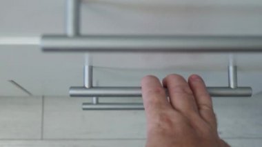 Yakından Adam Eller Beyaz Koruyucu Eldiven Giyiyor Eldivenler Temizliyor ve Dezenfekte Ediyor Mutfak ve Banyo Mobilyaları