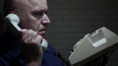 Ofiste Bir Adamla Yavaş Hareket, Gece Geç Saatlere Kadar, Eski Teknoloji ile Eski Bir Cihaz Kullanarak Telefonda Konuşmak