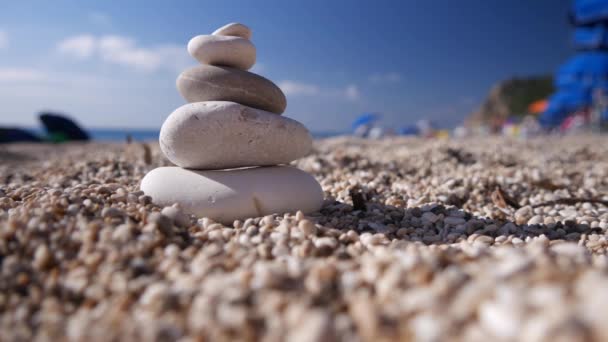 Zand en grind op het strand van de oceaan op een warme zomerdag — Stockvideo