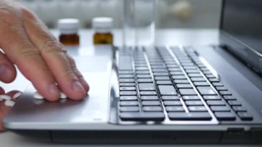 Coronavirus salgını nedeniyle sosyal tecrit altında olan kişi evden uzakta çalışıyor ve ilaçlarını alıyor.