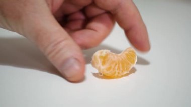 Adam, Portakal 'ın Taze Dilimlerini Sabah Kahvaltısına Koyuyor.