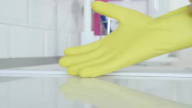 Adam Sarı Koruyucu Eldivenlerini Ellerine Koyuyor Mutfağı Temizlemeye Başlamak İçin Hazırlanıyor