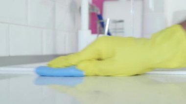 Sarı Koruyucu Ev Eldivenli Adam Mutfak Mobilyalarını Temizliyor ve Dezenfekte Ediyor