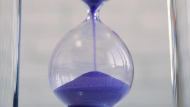 Afbeelding met een zandloper Draining Sand, een ouderwets meetapparaat gemaakt van glas — Stockvideo
