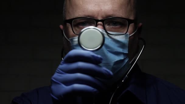Bir Solunum Hastalığında Tıbbi Danışmanlık için Stetoskop kullanarak COVID-19 'a Karşı Yüz Maskesi ve Eldivenlerle Doktorla Yavaş Hareket — Stok video