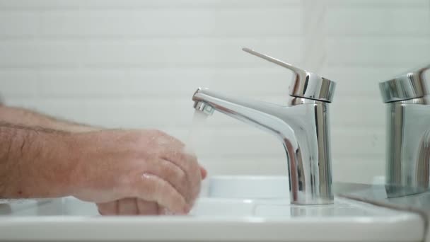 L'uomo rallentato in bagno pulisce le mani con sapone e acqua pulita disinfettando la pelle da virus e batteri — Video Stock