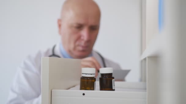 Αργή κίνηση με ένα γιατρό Γράφοντας μια ιατρική συνταγή για φάρμακα που απαιτούνται σε μια ιατρική έκτακτης ανάγκης — Αρχείο Βίντεο