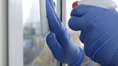 Erkek Ellerini Koruyucu Eldivenle Kapat Pencereyi Temizle Sıvı Temizleme ile Virüslere Karşı Temizleme