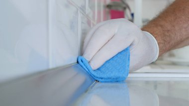 Bir Kişi Bir Kadehi Kahvaltı İçin Taze Sütle Doldur, Lezzetli ve Vitamin İçeceğiyle Doldur