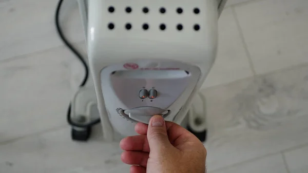 Homem Define Temperatura Aquecimento Radiador Elétrico Casa Uma Sala Fria — Fotografia de Stock