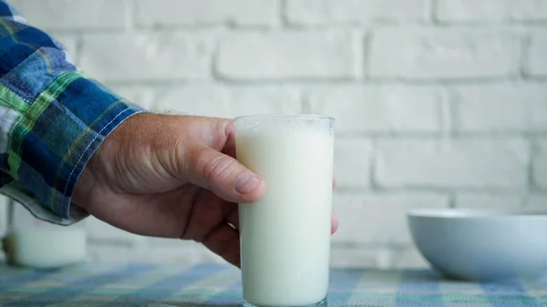 사람이 아침용 우유를 맛있고 비타민 음료가 음료를 즐기고 — 스톡 사진