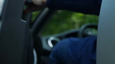 Sürücü arabanın kapısını açar, arabadan iner ve uzaktan kumandayla arabayı kilitler.