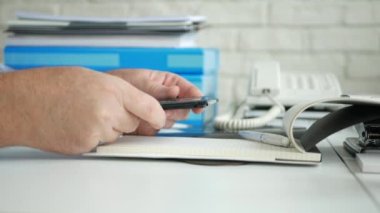 Ofisteki İşadamı Disketlerle Çalışıyor, Bilgisayarlar için kullanılan eski manyetik depolama diskleri, modası geçmiş teknoloji