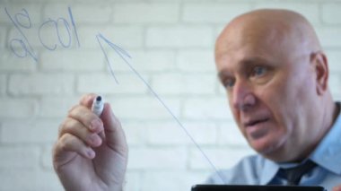 İş Toplantısında İşadamı Konuşan ve Şeffaf Kurula Yazan Bir Görüntü Bulanık