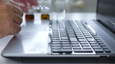 Coronavirus salgını nedeniyle sosyal tecrit altında olan kişi evden uzakta çalışıyor ve ilaçlarını alıyor.