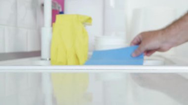 Adam Sarı Eldivenleri ve ıslak mendilleri Mutfağı Temizlemeye Başlamak İçin Lavaboya Aldı