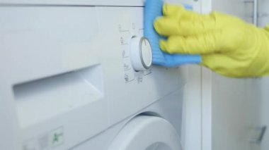 Erkek Elleri Beyaz Koruyucu Eldiven Giyiyor Çamaşır Makinesini Temizliyor ve Dezenfekte Ediyor