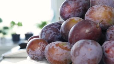 Resmi Tatlı Aromatik Olgunlaşmış Erikler ile Kapat Mutfaktaki Masada Yavaş Çekimde Döndürüldü