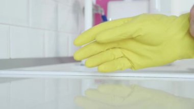 Adam Sarı Koruyucu Eldivenlerini Ellerine Koyuyor Mutfağı Temizlemeye Başlamak İçin Hazırlanıyor
