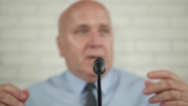 Image floue d'un politicien lors d'une conférence de presse prenant la parole au micro et faisant des gestes — Video