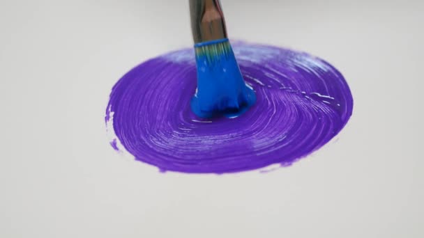 Artista que utiliza colores Tempera y un pincel comienza a hacer una pintura abstracta sobre un papel — Vídeo de stock