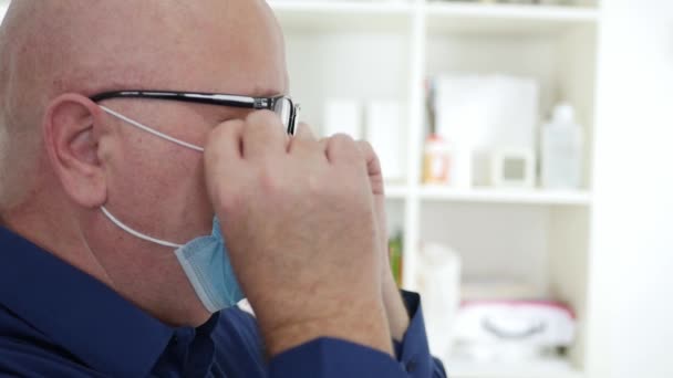 Αργή κίνηση με τον γιατρό προστατευμένο με μάσκα προσώπου κατά του COVID-19 Χρησιμοποιώντας ένα στηθοσκόπιο για ιατρική γνωμάτευση σε μια αναπνευστική νόσο — Αρχείο Βίντεο