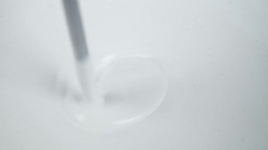 İnşaat işçisi, bir odanın duvarlarını boyamak için ihtiyaç duyulan bir kovaya akrilik beyaz boya karıştırdı