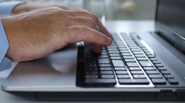 Ofisteki İşadamı İnternet 'ten Mesaj ve Erişim Bilgileri Gönderen bir Dizüstü bilgisayarın üzerine Yazıyor