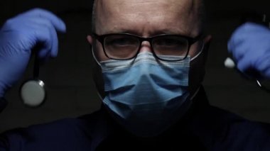 Bir Solunum Hastalığında Tıbbi Danışmanlık için Stetoskop kullanarak COVID-19 'a Karşı Yüz Maskesi ve Eldivenlerle Doktorla Yavaş Hareket