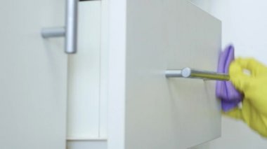 Yakından Adam Eller Beyaz Koruyucu Eldiven Giyiyor Eldivenler Temizliyor ve Dezenfekte Ediyor Mutfak ve Banyo Mobilyaları