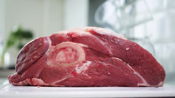 Carniceiro apresenta um pedaço de carne fresca, um cozinheiro prepara a carne para um bife de carne — Vídeo de Stock