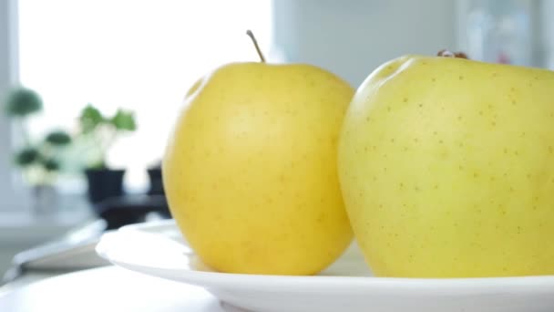 Bezárás kép édes és aromás sárga almákkal Lassú mozgásban forgatva az asztalon a konyhában — Stock videók
