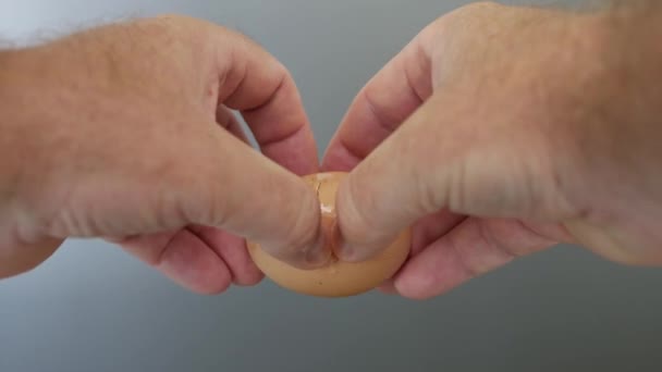 Fechar com as mãos do chef quebrando um ovo de frango fresco na cozinha — Vídeo de Stock