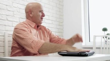 Bilgisayarla Evden Çalışan Mutlu İş Adamı Kazanç Hareketleri Yapıyor