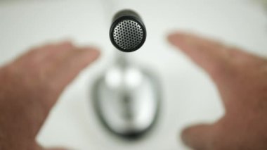 Mikrofon Çevresinde Halka Açık Bir Konferansta Sözcünün Elleriyle Bulanık Görüntü