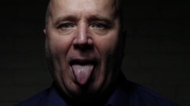 Yaşlıları kapatın, hastanede ilaç alın, hastaya virüs salgınına karşı ilaç verin.