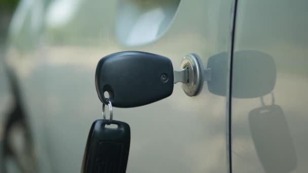 ドライバーロック内のキーとリモートコントロールハンギングで車のドアを開いて閉じます — ストック動画