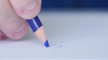 Renkli Kalemle Çizen Yaşlı Bir Kişi