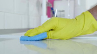 Sarı Koruyucu Ev Eldivenli Adam Mutfak Mobilyalarını Temizliyor ve Dezenfekte Ediyor