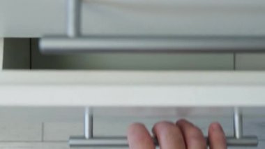 Yakından Adam Eller Beyaz Koruyucu Eldiven Giyiyor Eldivenler Temizliyor ve Dezenfekte Ediyor Mutfak ve Banyo Mobilyaları
