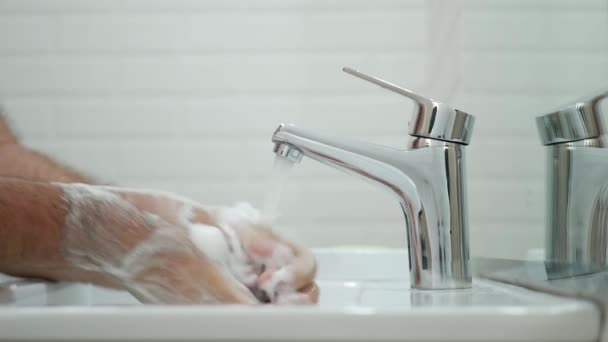 Zeitlupe Mann im Badezimmer reinigt seine Hände mit Seife und sauberem Wasser desinfiziert Haut von Viren und Bakterien — Stockvideo