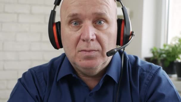 Mann som jobber fra hjem og snakker i en videosamtale ved hjelp av Laptop Webcam og hodetelefoner, sosial avstand i Covid-19 Pandemi, fjernarbeid fra hjemmet – stockvideo