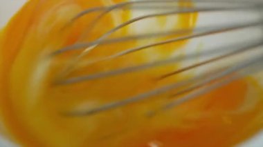 Şefin Elleri ile Yakın Yumurta Beyazları ve Yumurta Yumurtalarını Lezzetli Bir Yumurta İçin Karıştırın