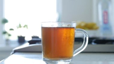 Şekerli sıcak çay kaşığı ve bir dilim limon. Kahvaltı vaktinde nefis bir içecek.