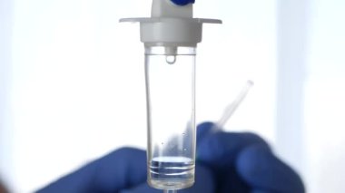 Görüntü Arkaplan Doktoru Eldivenlerini Giyiyor