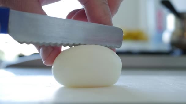 半分に熱いゆで卵カットに塩を入れて手で閉じます朝の朝食を準備 — ストック動画
